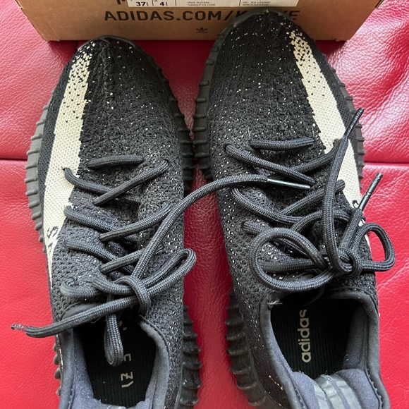 Authentic Yeezy Boost 350 V2 - Picture 4 of 5